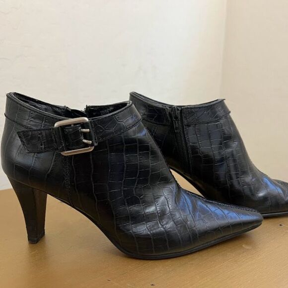 Bandolino Leather upper black booties. Size 6 M - Picture 1 of 8